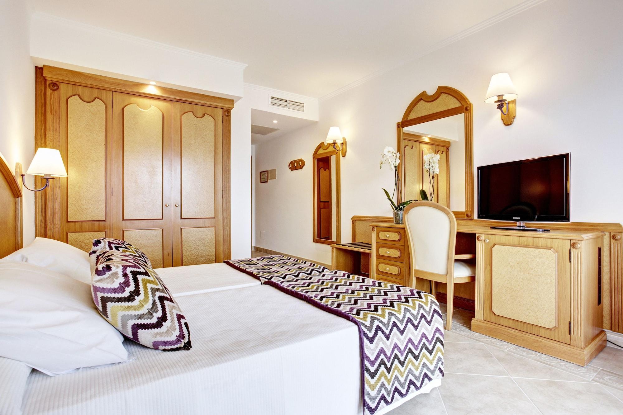 Grupotel Santa Eularia & Spa - Adults Only Санта Еулалия дел Рио Екстериор снимка