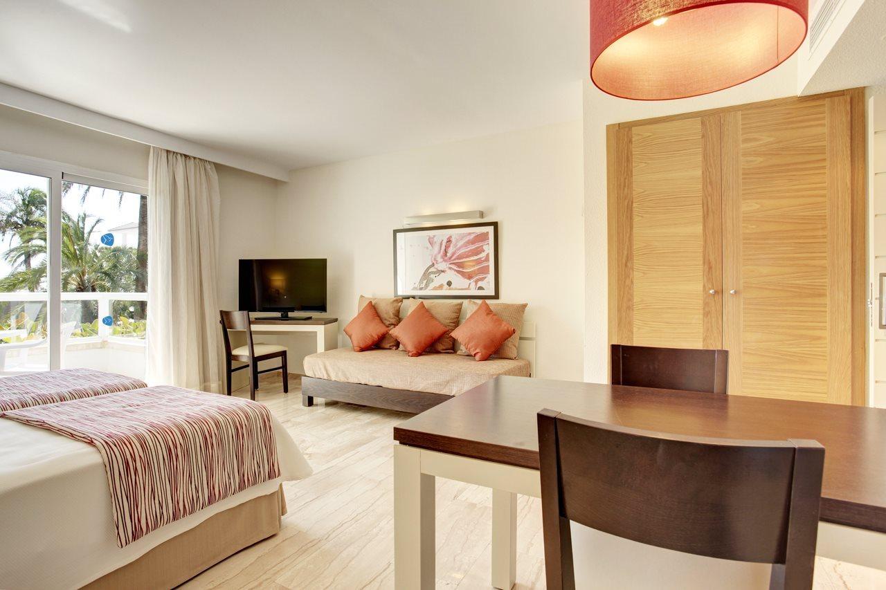 Grupotel Santa Eularia & Spa - Adults Only Санта Еулалия дел Рио Екстериор снимка