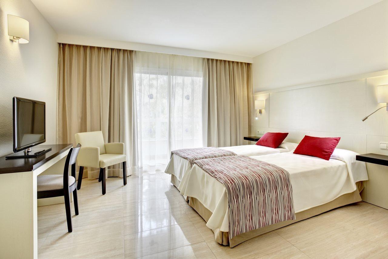 Grupotel Santa Eularia & Spa - Adults Only Санта Еулалия дел Рио Екстериор снимка